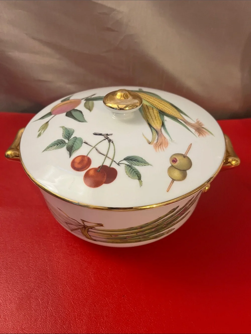 Royal Worcester EVESHAM GOLD 1.5 Qt. Round Covered Casserole  7”W 3.25”H